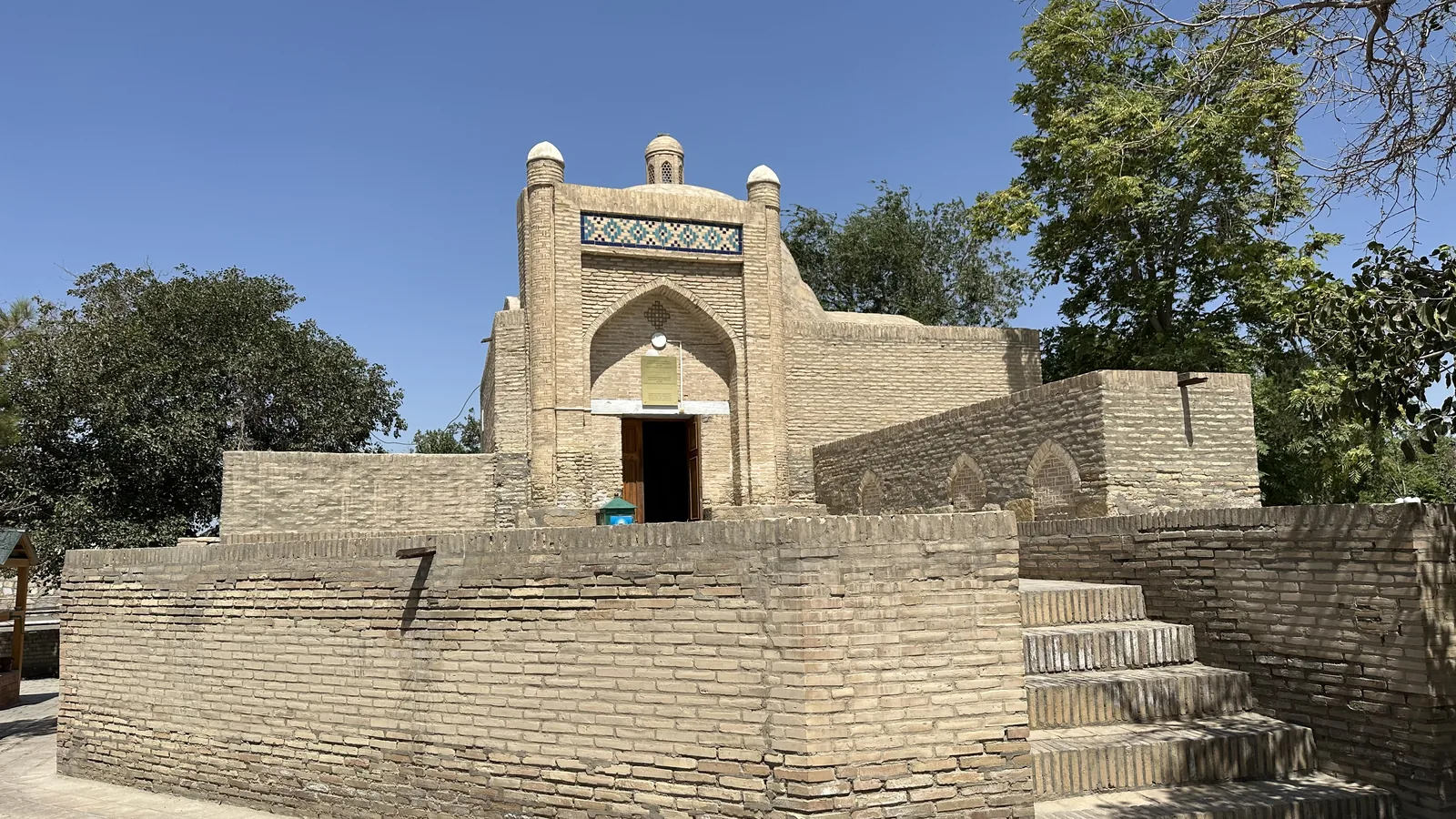 نصب بوبوي بورادوز التذكاري في بخارى، أوزبكستان