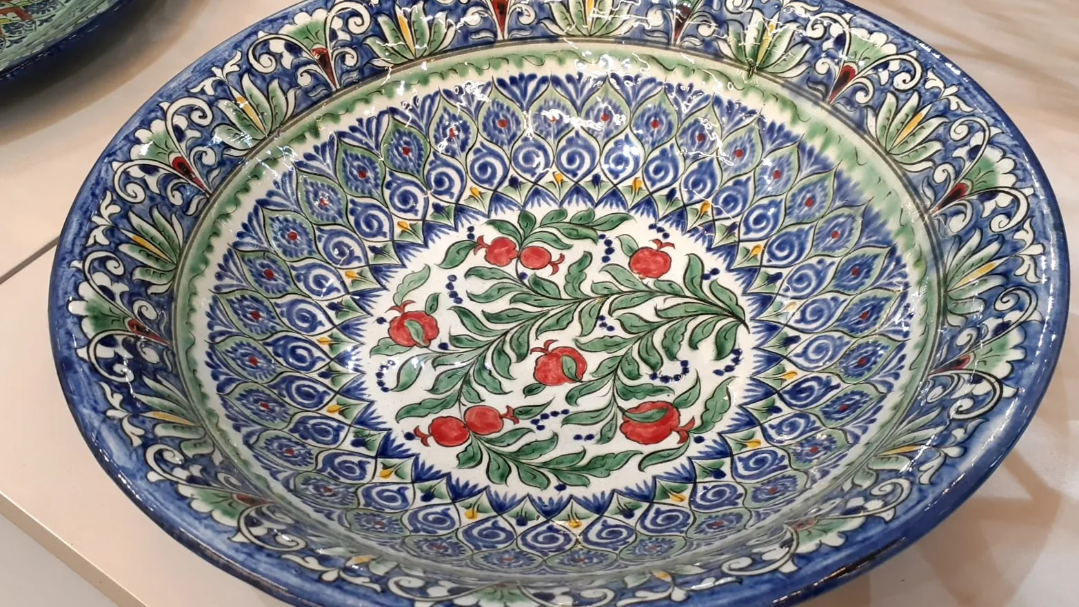 Plat décoré bleu et blanc représentant la tradition céramique de Richtan