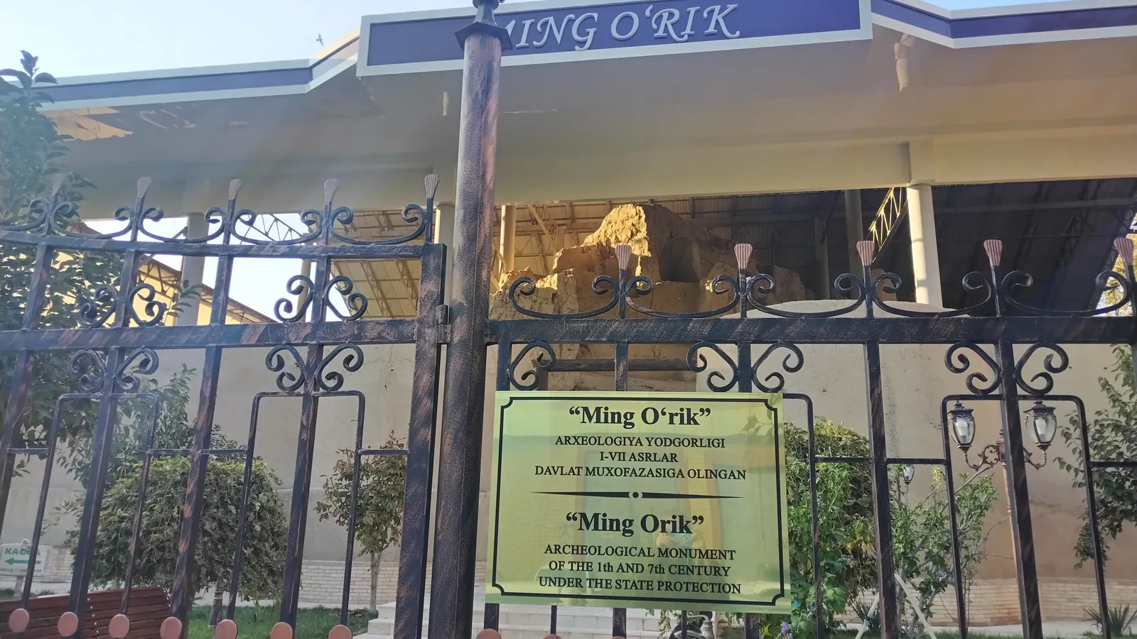 Eingang und Hinweisschild der archäologischen Stätte Ming Orik in Taschkent