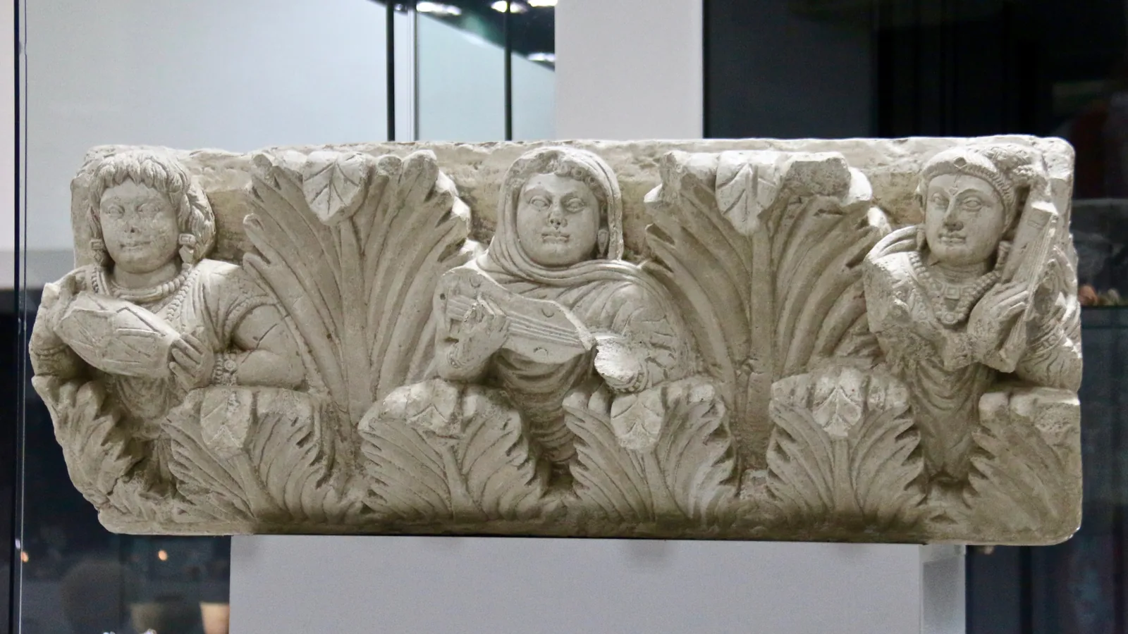 Rilievo greco-battriano con musicisti al Museo Archeologico di Termez